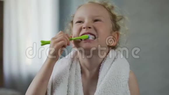 小女孩勤刷牙牙齿卫生晨礼视频的预览图