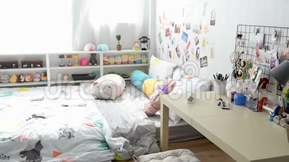 带床和家具的空女卧室视频的预览图