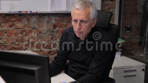 高级经理在大公司的工作场所坐电脑工作视频的预览图