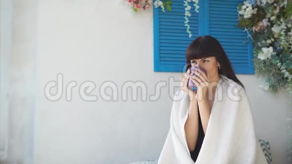 可爱的女人在床上喝茶视频的预览图