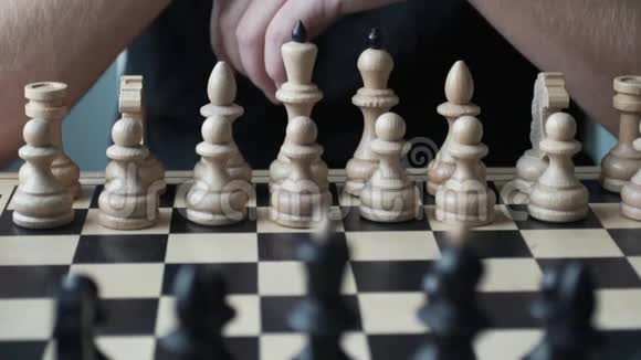 国际象棋比赛玩家第一步就是视频的预览图