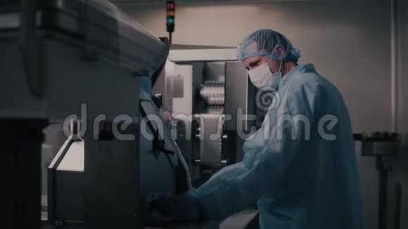 工程师控制制药制造工厂工人操作制药设备制药业视频的预览图