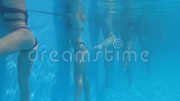 许多女人腿在干净的水池里在水中缓慢地做运动视频的预览图