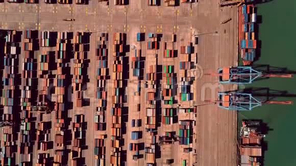 繁忙海港集装箱码头高空自上而下超移视频的预览图