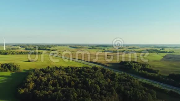 立陶宛田间汽车和风电场的公路路线视频的预览图