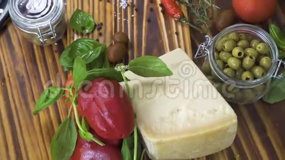 辣椒橄榄西红柿奶酪洋葱大蒜和香料在厨房桌子上烹饪把新鲜的食材视频的预览图