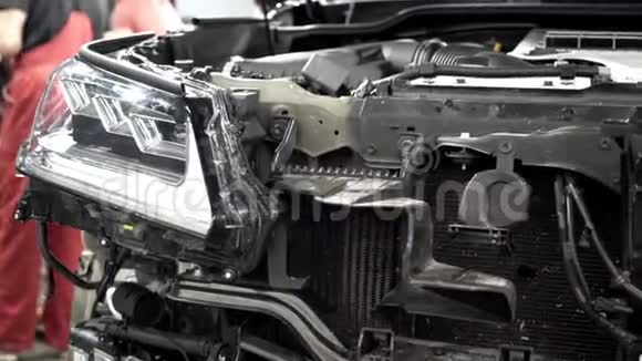 汽车厂汽车罩的装配行动机械背景下汽车车头细节特写视频的预览图