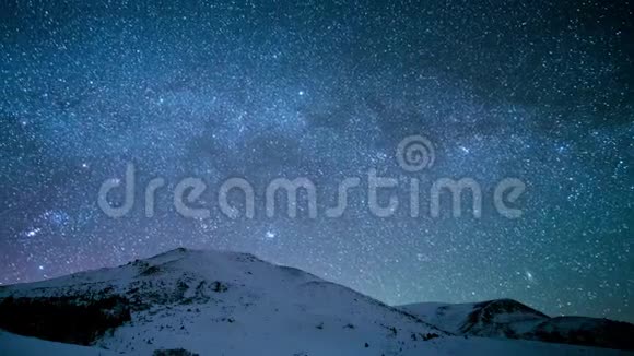 时间流逝喀尔巴阡山脉雪峰之上的银河系视频的预览图