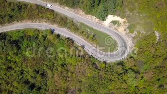 鸟s眼看车辆在蛇形山路上的移动克罗地亚视频的预览图