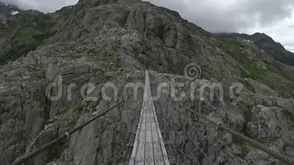 穿过特里夫特大桥环湖冰川和山脉国家公园瑞士欧洲视频的预览图