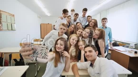 年轻快乐开朗的学生在学校课堂上自拍视频的预览图