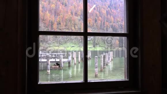 从旧窗户可以看到木桩视频的预览图