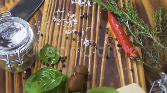 将蔬菜胡椒番茄洋葱大蒜和草药迷迭香盐橄榄等封闭起来用于厨房烹饪食物旅行视频的预览图