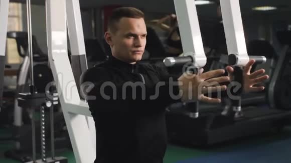 一个有运动身材的人在健身房的模拟器上做运动视频的预览图