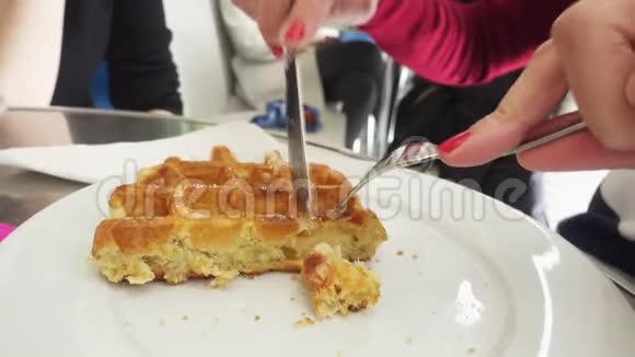 女人吃有糖的华夫饼视频的预览图