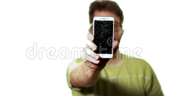 断小器的概念一个男人用坏了的屏幕显示智能手机视频的预览图