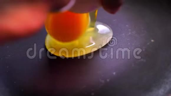 平底锅上炒黄蛋纯有机食品自制视频的预览图