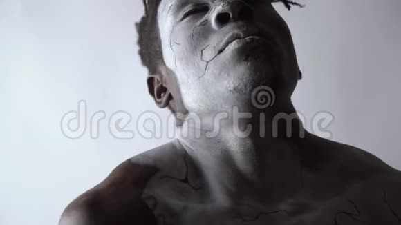 一个黑人碎成碎片的艺术视频的预览图