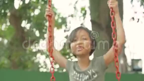 小女孩在秋千上玩耍的录像视频的预览图