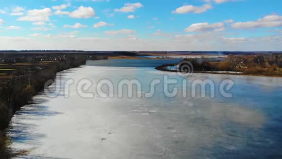 美丽的湖景从冰面上看蓝天和云彩视频的预览图