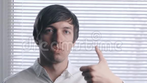 穿白色衬衫的商人竖起大拇指批准的手势视频的预览图