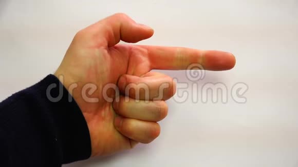 男性手弯曲手指向下计数5秒视频的预览图