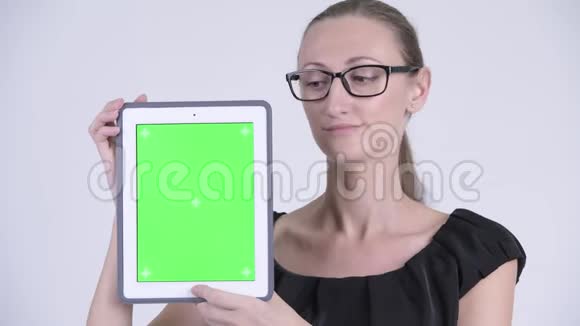 一位快乐的金发女商人展示数码平板电脑的脸视频的预览图