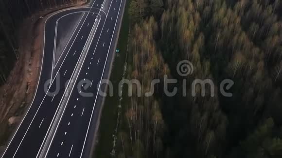 道路穿越绿色云杉林鸟瞰视频的预览图