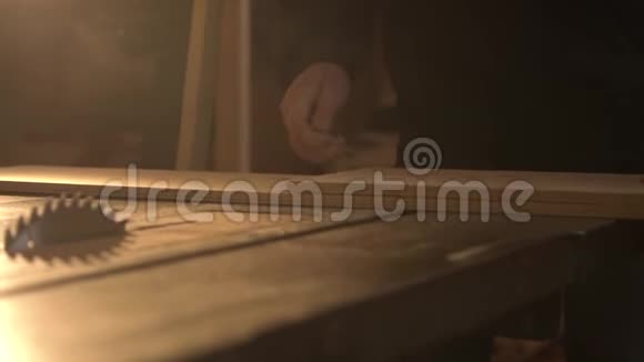 用一条直边在木板上画一条线使木匠的视野接近视频的预览图