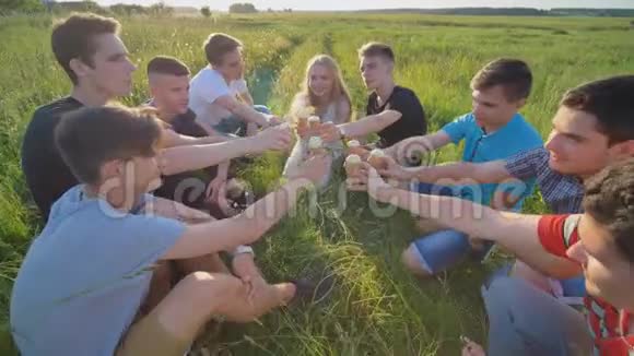 同学们的朋友在夏天在户外碰杯吃冰淇淋视频的预览图