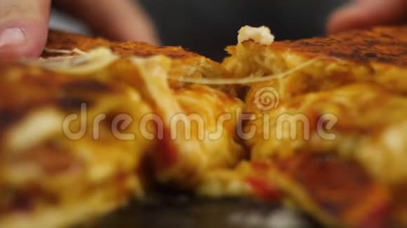 新鲜出炉的热辣开胃的皮培罗尼比萨饼配上融化的奶酪放在木桌上用罗勒绿丝装饰视频的预览图