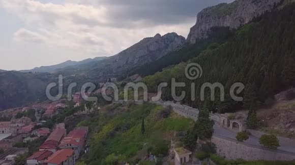 日落时分意大利历史小镇4k上升空中镜头视频的预览图