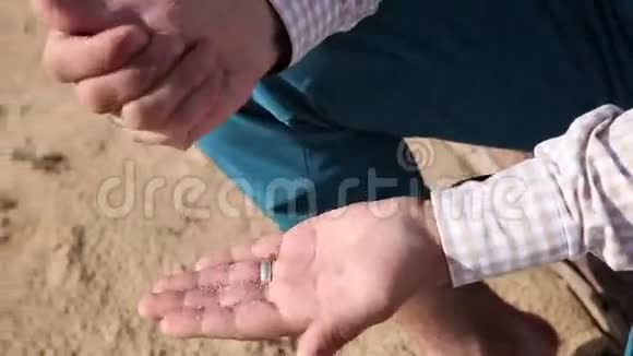 沙子在男人手里视频的预览图
