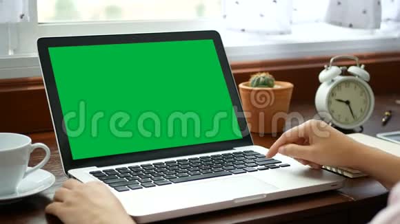 4K特写女人在家里用笔记本电脑工作用手指和键盘和触摸板滑动电脑视频的预览图