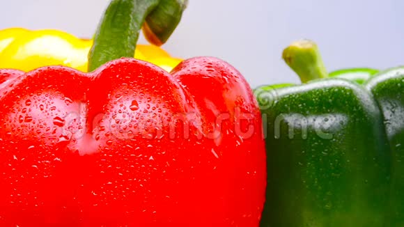 新鲜的红绿黄甜椒视频的预览图