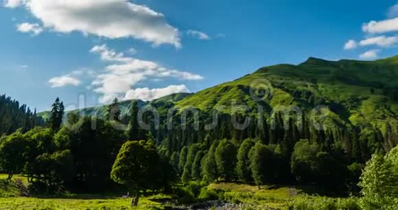 时间流逝美丽的高地景色绿色的草地美丽的山景视频的预览图