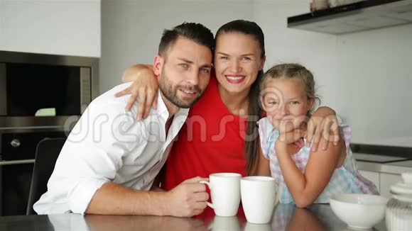 幸福的家庭一起度过时光他们在现代厨房里坐着聊天很有趣视频的预览图