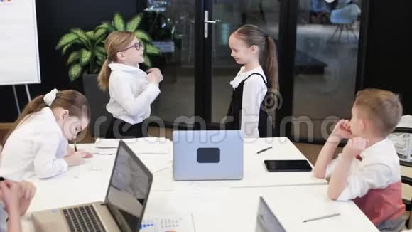 商务小孩握手并对办公室的员工表示感谢视频的预览图