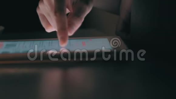 一个深夜在家浏览网页的女人的惊慌滑动镜头视频的预览图