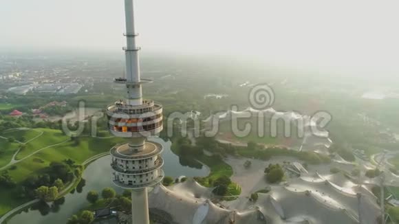 慕尼黑电视塔日出时太阳在科普特上空飞舞视频的预览图