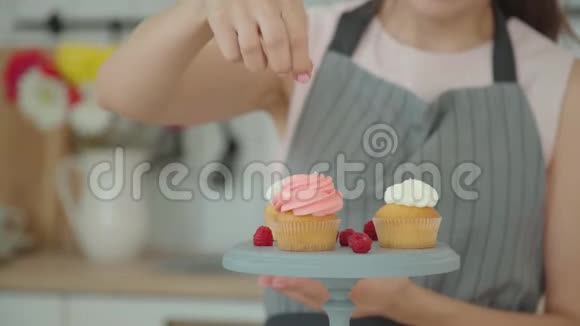 糖果洒满蛋糕装饰和浆果装饰视频的预览图