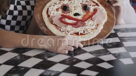 在咖啡馆里旋转披萨并在镜头前展示视频的预览图