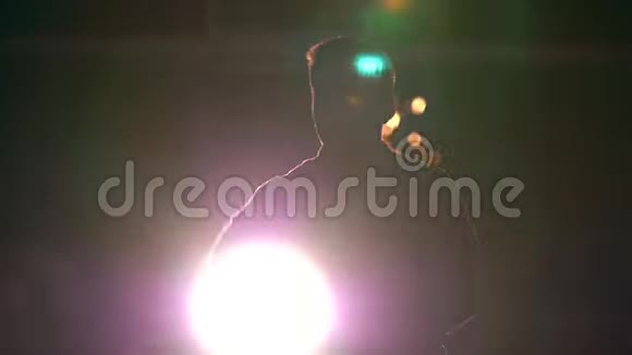 一个人在跳跃中改变他的腿夜城的灯光慢镜头视频的预览图