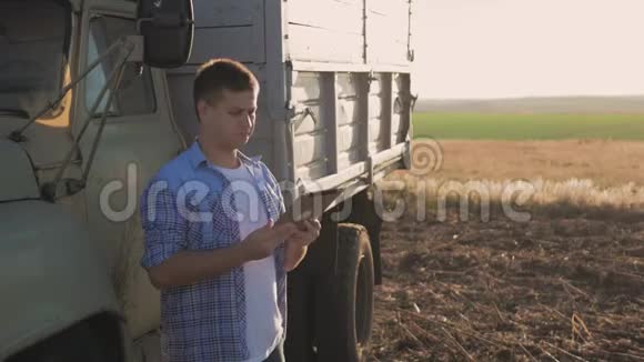 一个忧郁的农民正在地里干活使用平板电脑站在农业工程附近视频的预览图