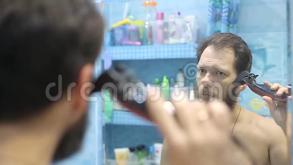 胡子男干胡须使用电动修剪机视频的预览图