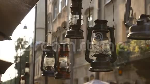 老式灯具煤油灯金属和玻璃灯挂在街上装饰装饰旧多层视频的预览图