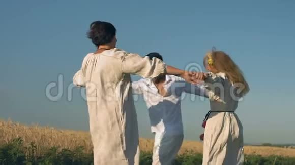 慢动作印第安人和两名身着国服的妇女一起在麦田里跳舞视频的预览图