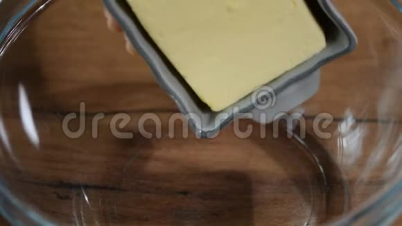 用搅拌机将黄油和糖混合在碗里制成面包房视频的预览图