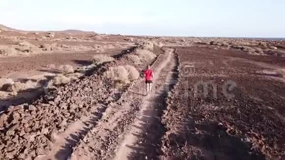 在加那利群岛的特内里费一个人独自在沙漠中奔跑到任何地方视频的预览图