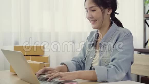 美丽聪明的亚洲年轻企业家女企业家中小企业主网上查货存电脑工作视频的预览图